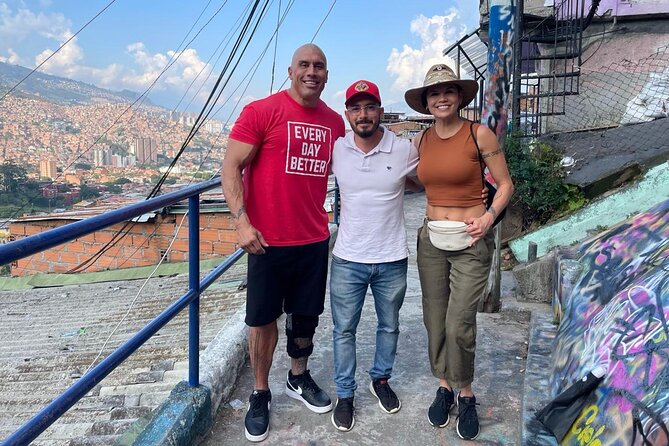 Private Half-Day Tour to Comuna 13 in Medellín. - Using the electric escalators in Comuna 13