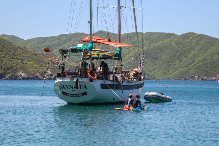 Santa Marta: Sailboat day tour to Tayrona Park - Lunch with fish, chicken, or a vegetarian option