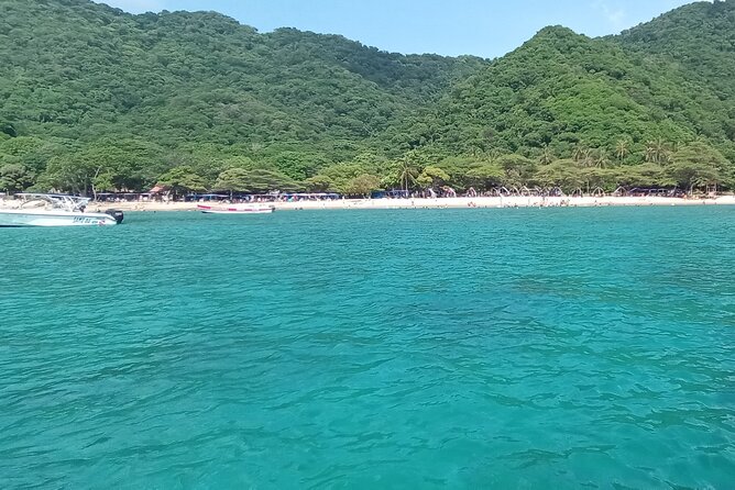 Tayrona by sea - Bahía Concha and the final beach hour
