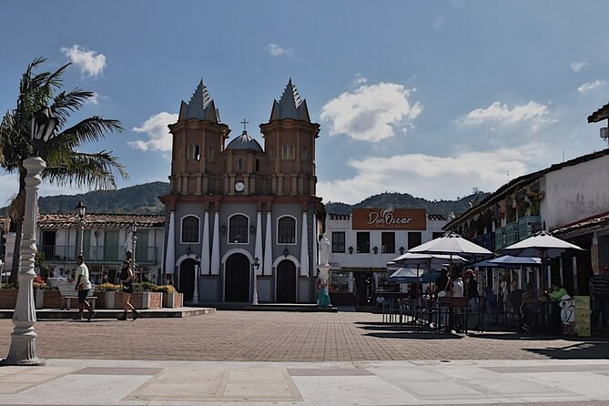 Tour Guatapé - Guatapé’s zócalos, plaza, and waterfront
