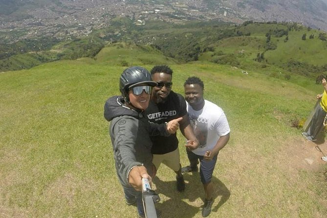 Tour Paragliding - Leaving Medellín for the flying area