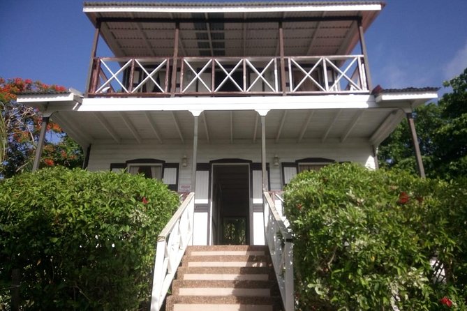 Tourist white train - Tour around the island - The Island House Museum and a taste of local culture